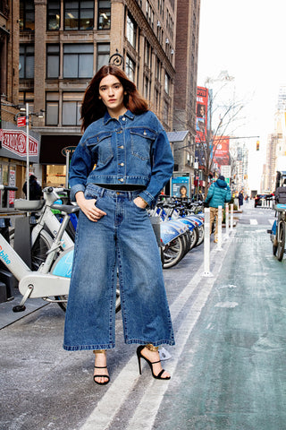 Modelo usando Funky Soul Cropped Flare Jeans en estilo street style en Nueva York